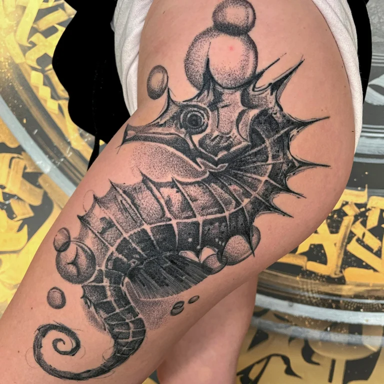 Tatuaż whip shading konik morski